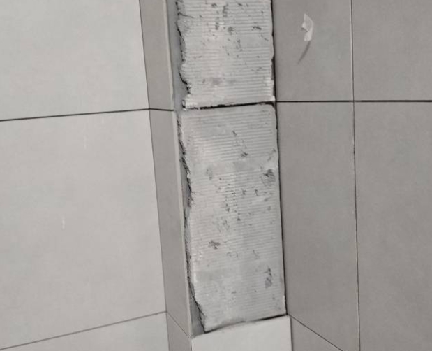 马边瓷砖空鼓维修公司分享下瓷砖施工前基层浇水润湿程度不足，可能导致以下问题