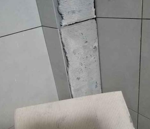 马边瓷砖空鼓维修公司分享下厨房瓷砖脱落的补救措施。